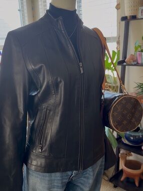 100% LEATHER Vintage 1990’s Y2K Gorgeous Women’s black jacket size S